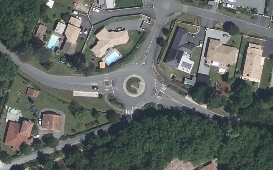 Vue aérienne du Rond-point anonyme n°338107422