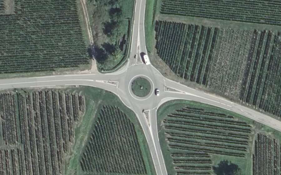 Vue aérienne du Rond-point anonyme n°338114237