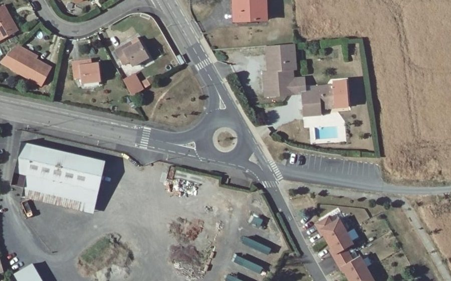 Vue aérienne du Rond-point anonyme n°338119326