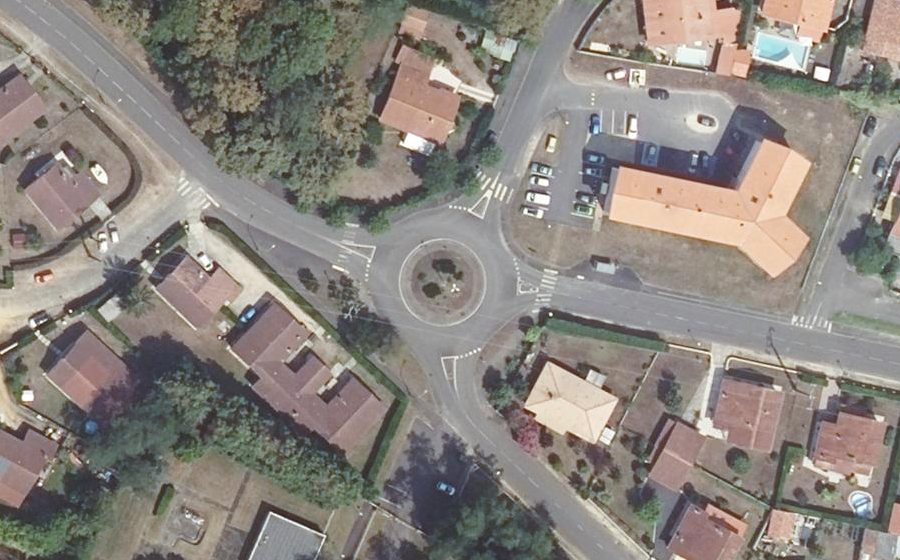 Vue aérienne du Rond-point anonyme n°338135136