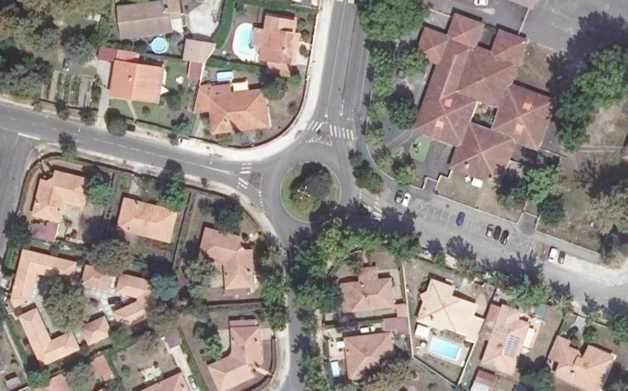 Vue aérienne du Rond-point anonyme n°338140528