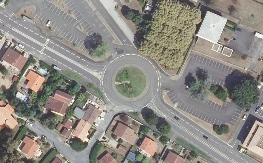 Vue aérienne du Rond-point anonyme n°338142940