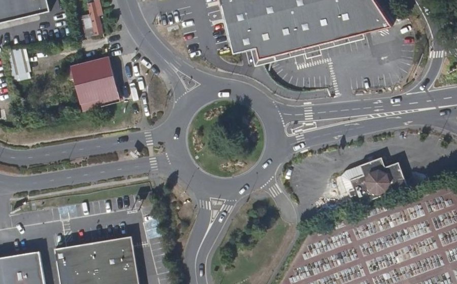 Vue aérienne du Rond-point anonyme n°33814369