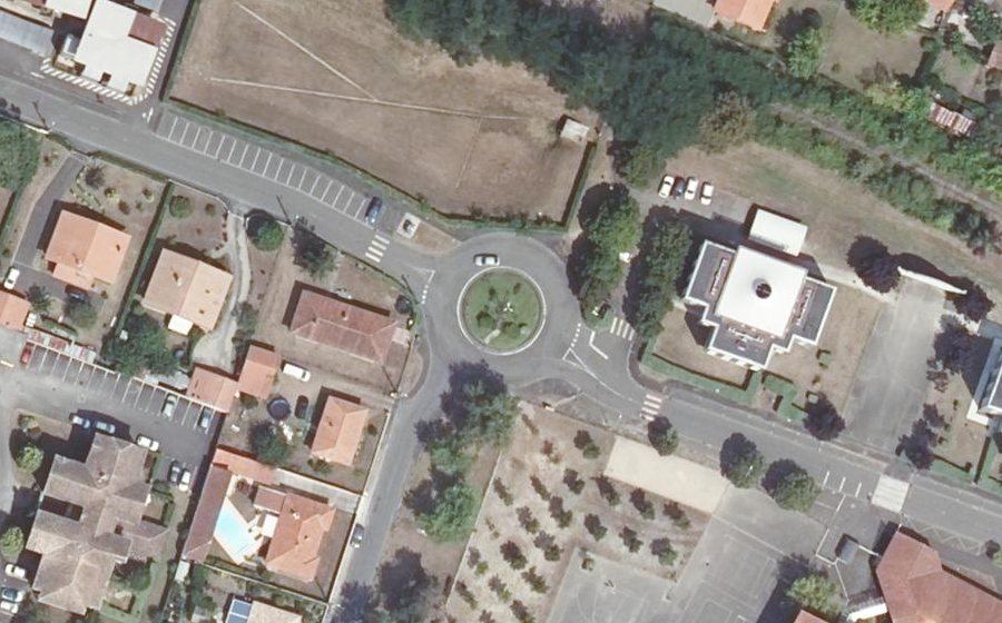 Vue aérienne du Rond-point anonyme n°338145364