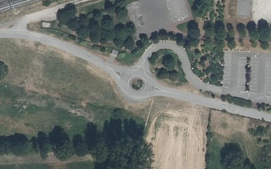 Vue aérienne du Rond-point anonyme n°338155093