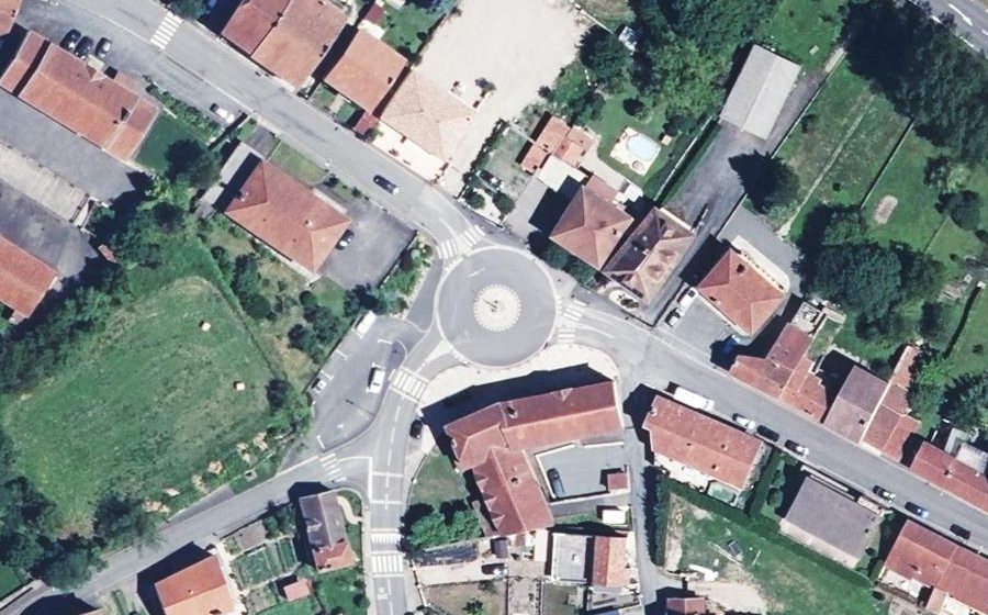 Vue aérienne du Rond-point anonyme n°338161691