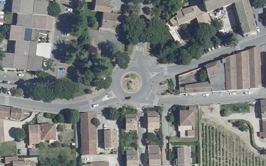 Vue aérienne du Rond-point anonyme n°33823831