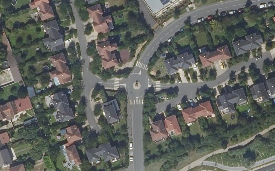 Vue aérienne du Rond-point anonyme n°33831664