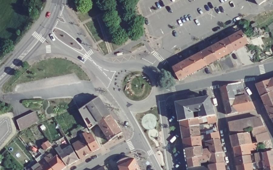 Vue aérienne du Rond-point anonyme n°33834371