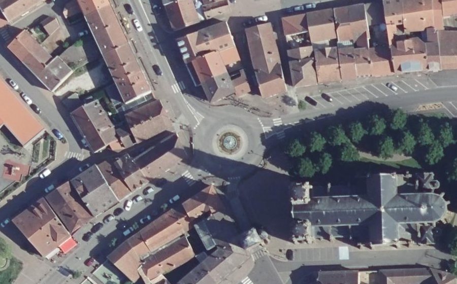 Vue aérienne du Rond-point anonyme n°33834373