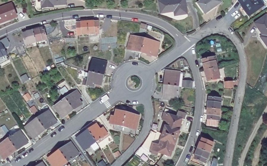 Vue aérienne du Rond-point anonyme n°33834422