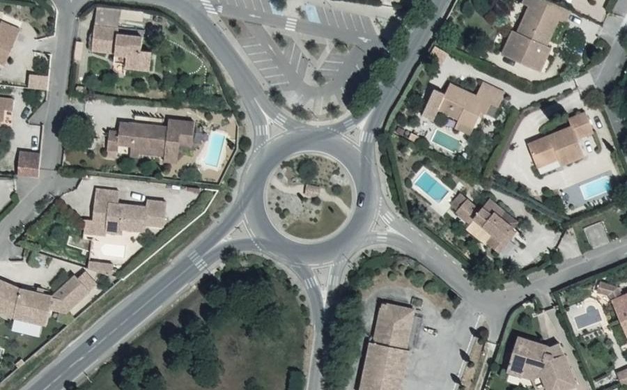 Vue aérienne du Rond-point anonyme n°33835455
