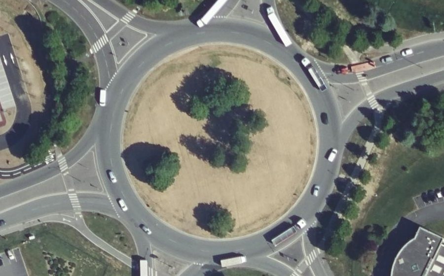 Vue aérienne du Rond-point anonyme n°338371793