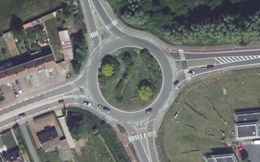 Vue aérienne du Rond-point anonyme n°33840524