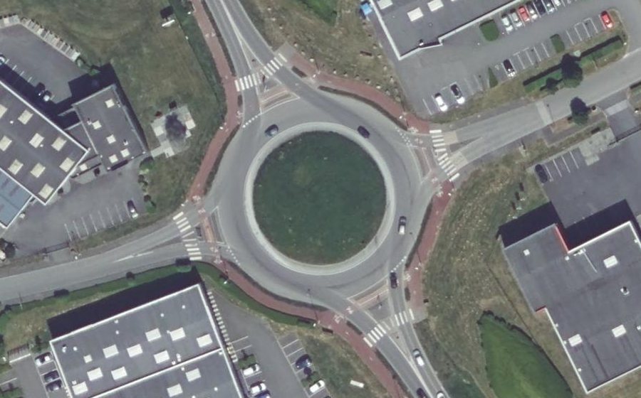 Vue aérienne du Rond-point anonyme n°33840526