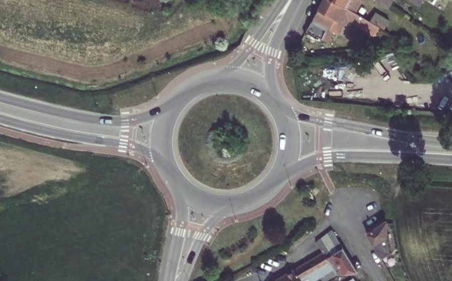 Vue aérienne du Rond-point anonyme n°33840529