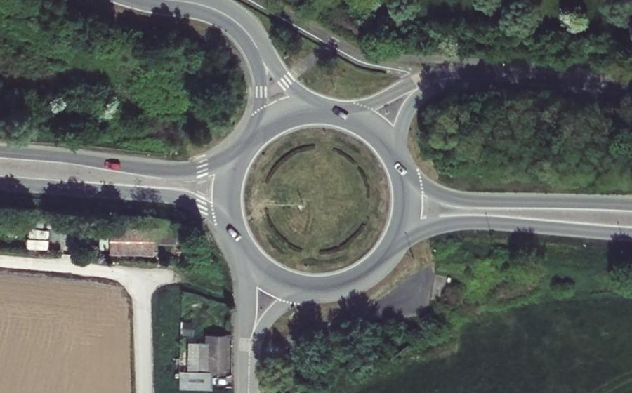 Vue aérienne du Rond-point anonyme n°33840531