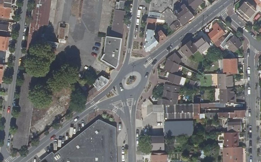 Vue aérienne du Rond-point anonyme n°338405475