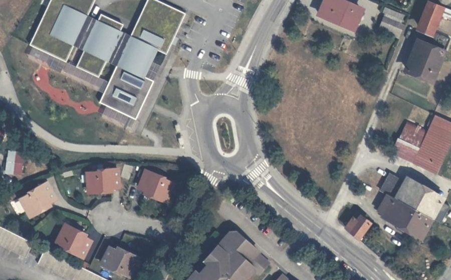 Vue aérienne du Rond-point anonyme n°338411350