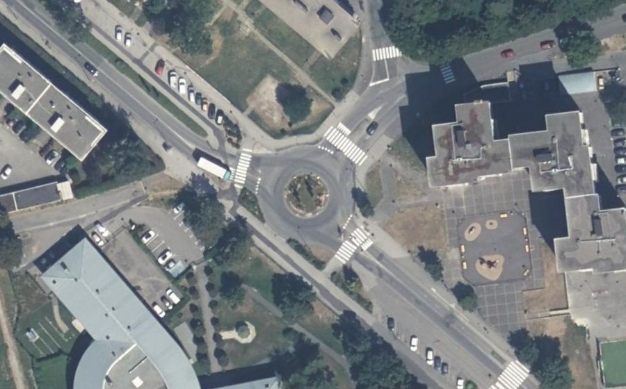 Vue aérienne du Rond-point anonyme n°338411353