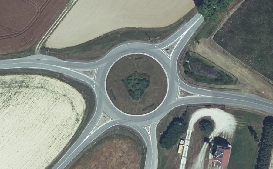 Vue aérienne du Rond-point anonyme n°33843494