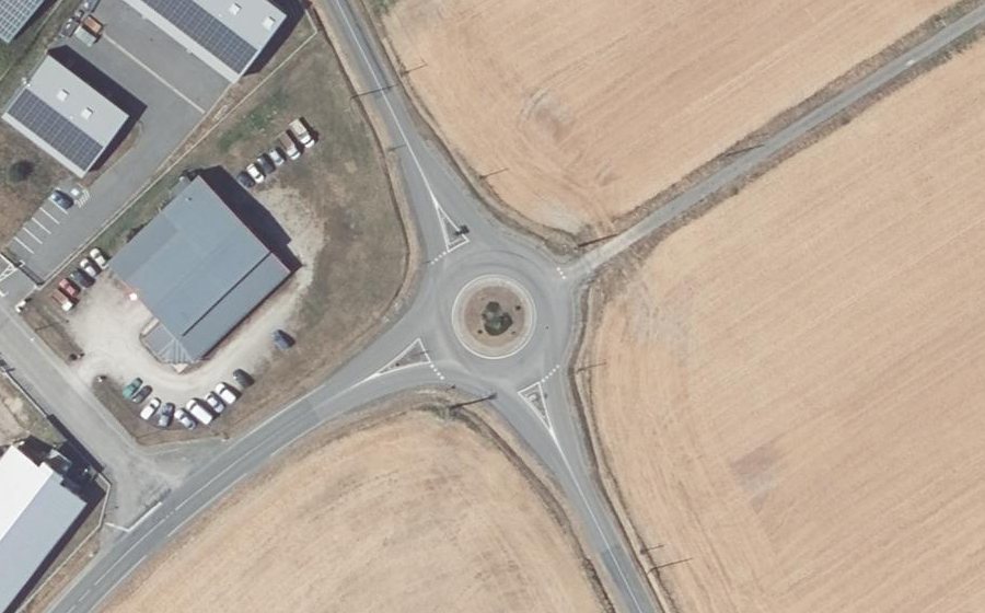 Vue aérienne du Rond-point anonyme n°33843495