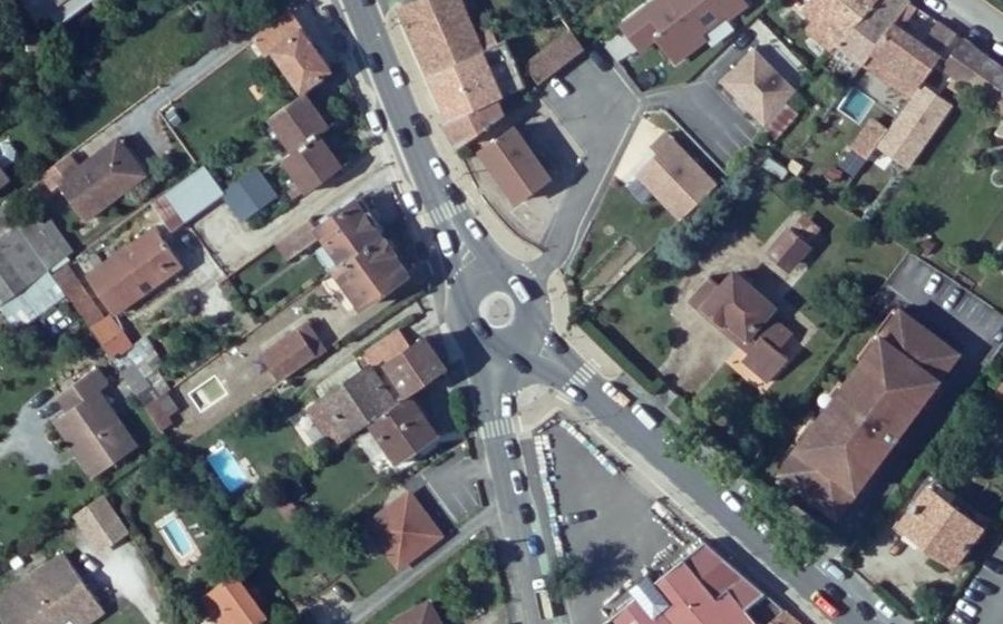 Vue aérienne du Rond-point anonyme n°338669324
