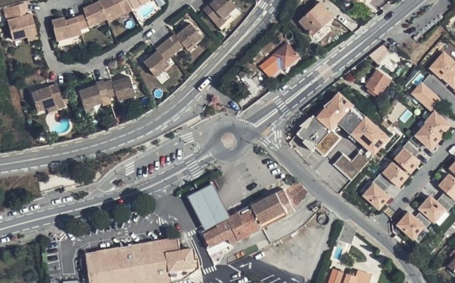 Vue aérienne du Rond-point anonyme n°338674207