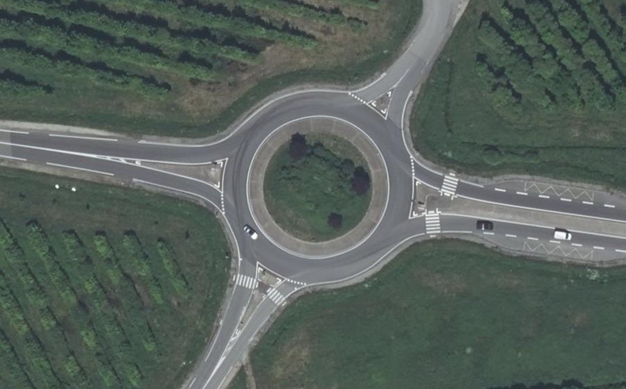 Vue aérienne du Rond-point anonyme n°33871676