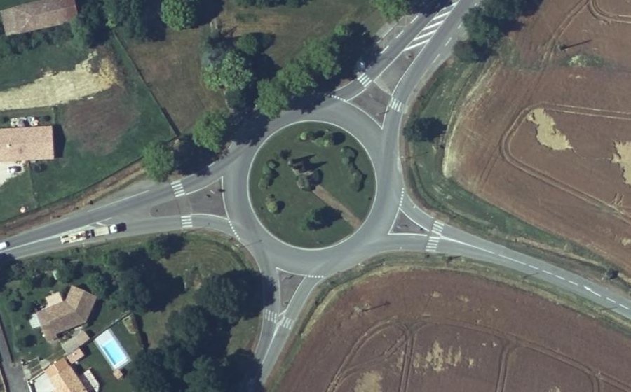 Vue aérienne du Rond-point anonyme n°33874480