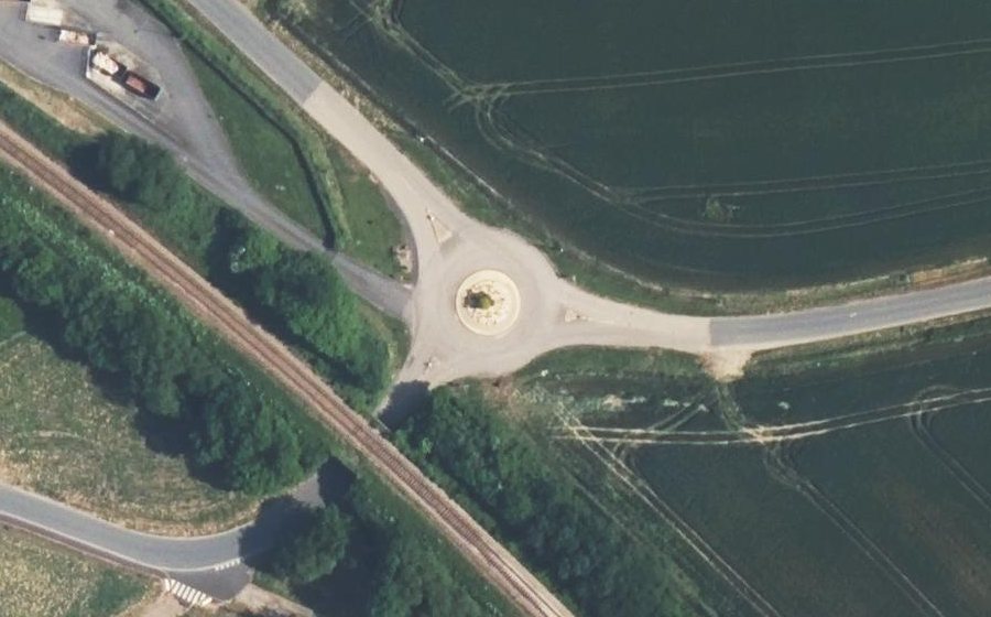Vue aérienne du Rond-point anonyme n°33880886