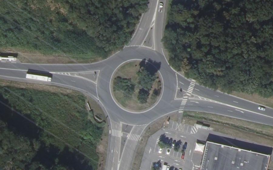 Vue aérienne du Rond-point anonyme n°33881010