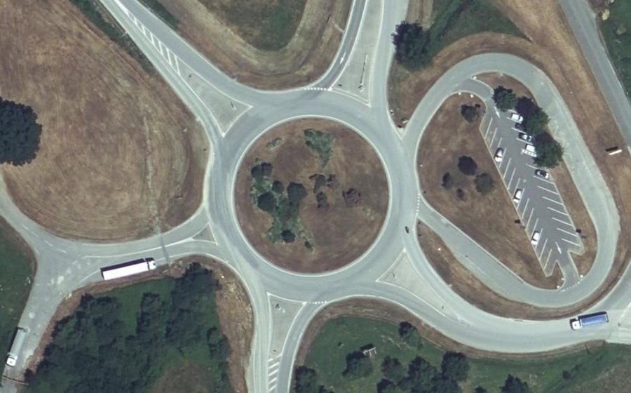Vue aérienne du Rond-point anonyme n°33898835