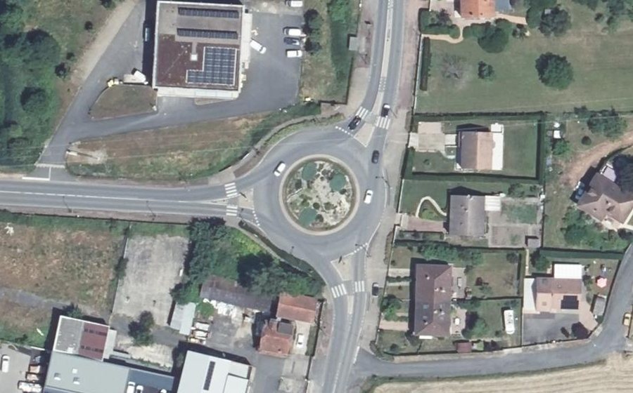 Vue aérienne du Rond-point anonyme n°33903611