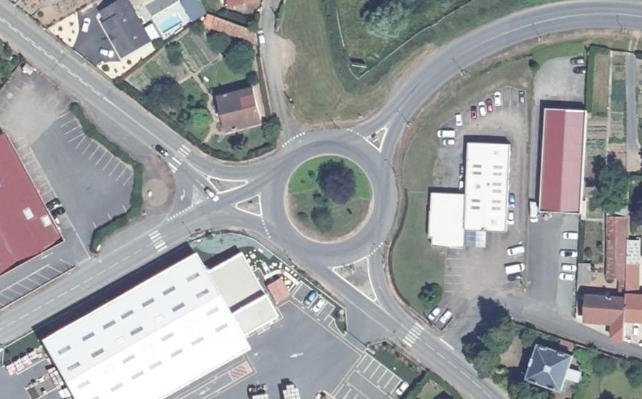 Vue aérienne du Rond-point anonyme n°33903628
