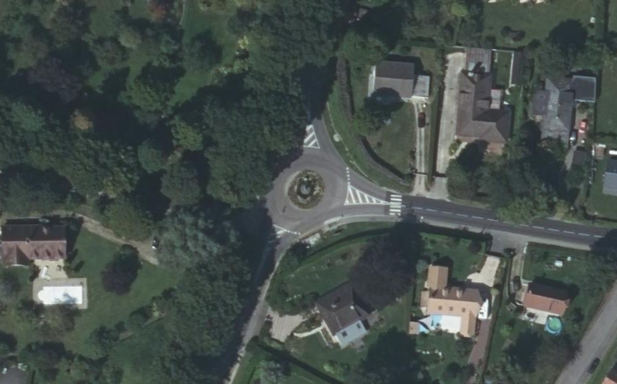Vue aérienne du Rond-point anonyme n°33942494