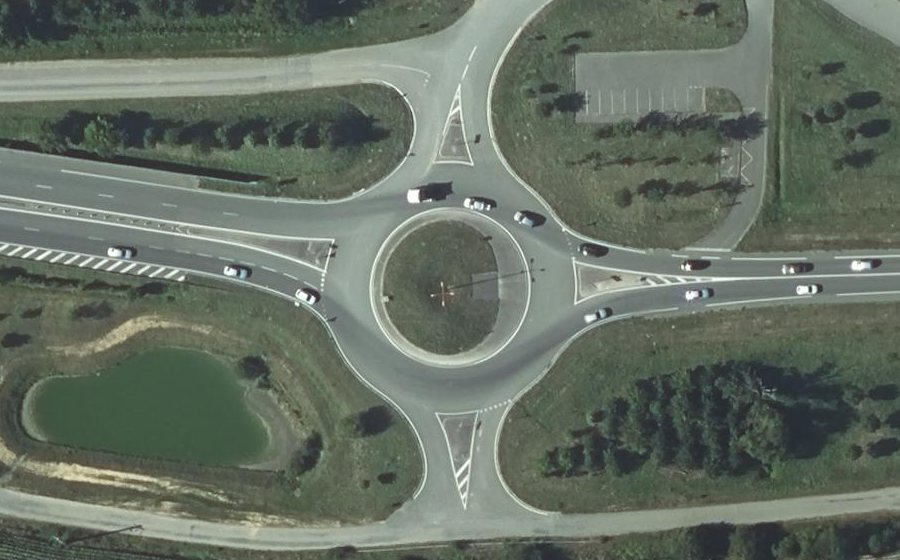 Vue aérienne du Rond-point anonyme n°339531105