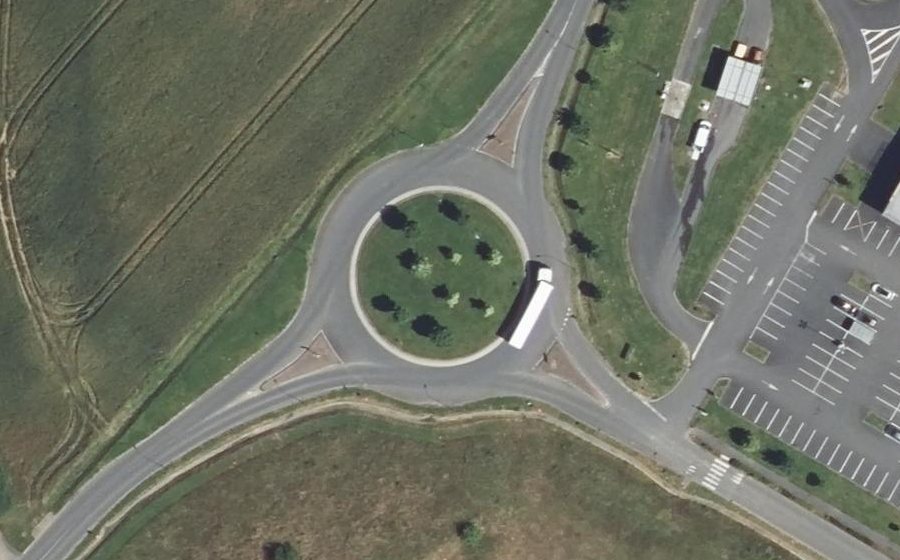 Vue aérienne du Rond-point anonyme n°339564369