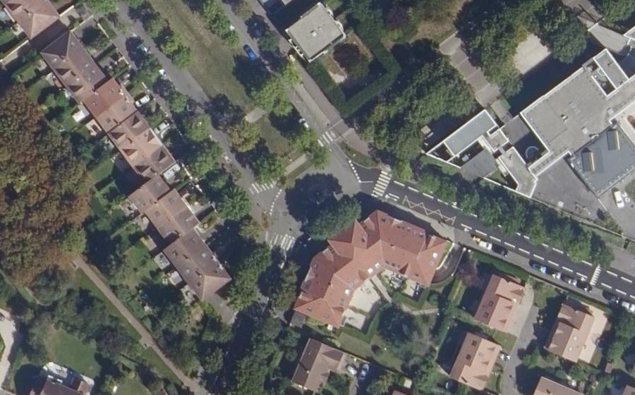 Vue aérienne du Rond-point anonyme n°339726718