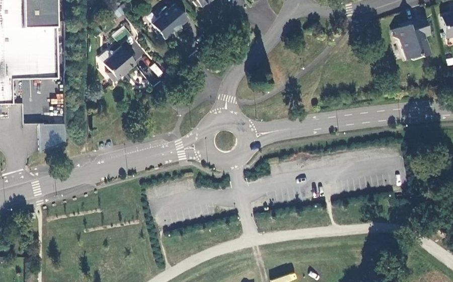 Vue aérienne du Rond-point anonyme n°339742027