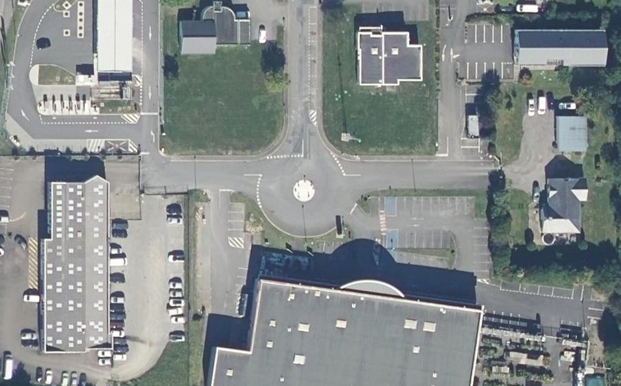 Vue aérienne du Rond-point anonyme n°339742064