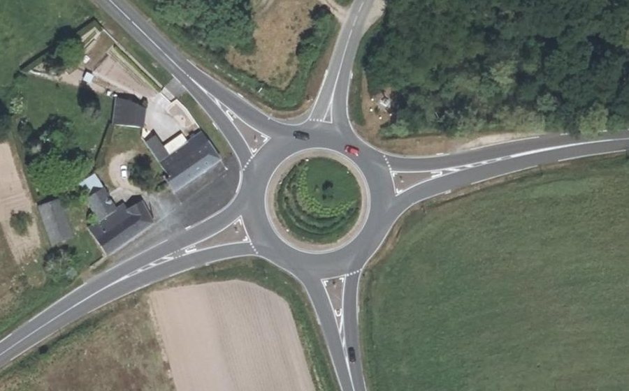 Vue aérienne du Rond-point anonyme n°339771501