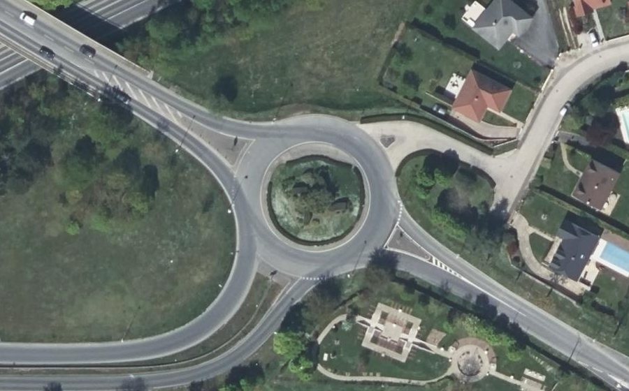 Vue aérienne du Rond-point anonyme n°339831613