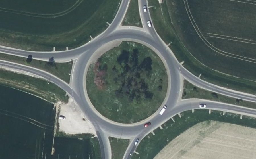 Vue aérienne du Rond-point anonyme n°339831623