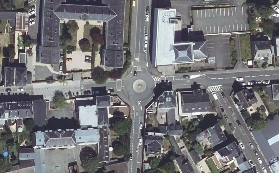 Vue aérienne du Rond-point anonyme n°339877885