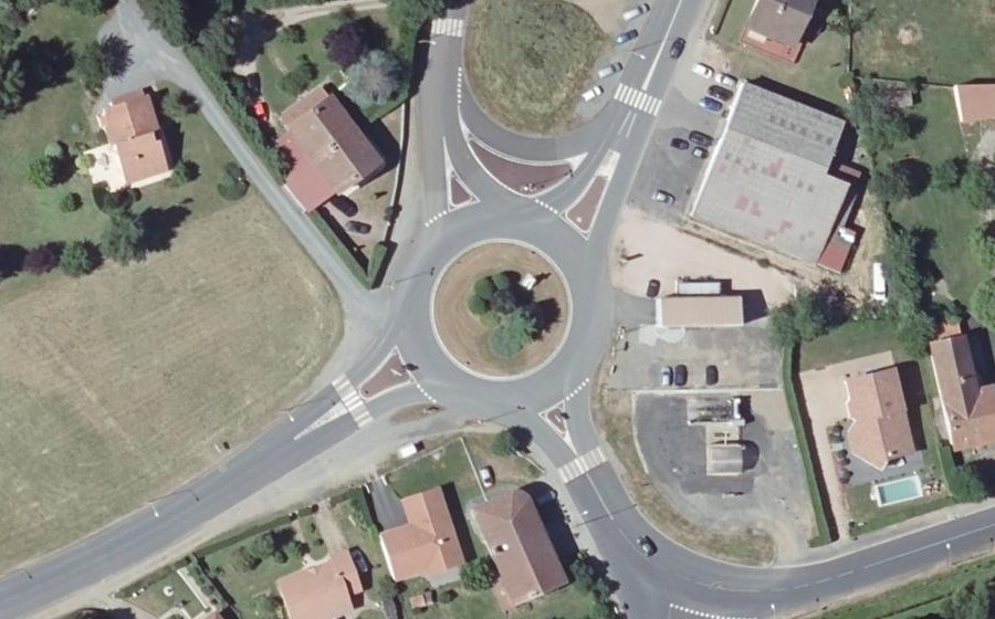 Vue aérienne du Rond-point anonyme n°33998444