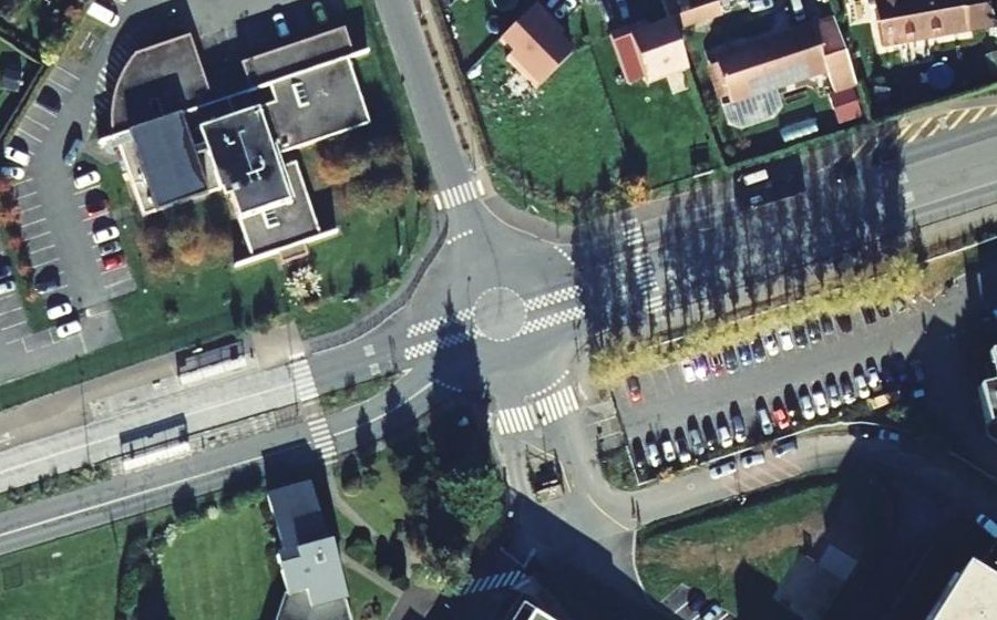 Vue aérienne du Rond-point anonyme n°340244264