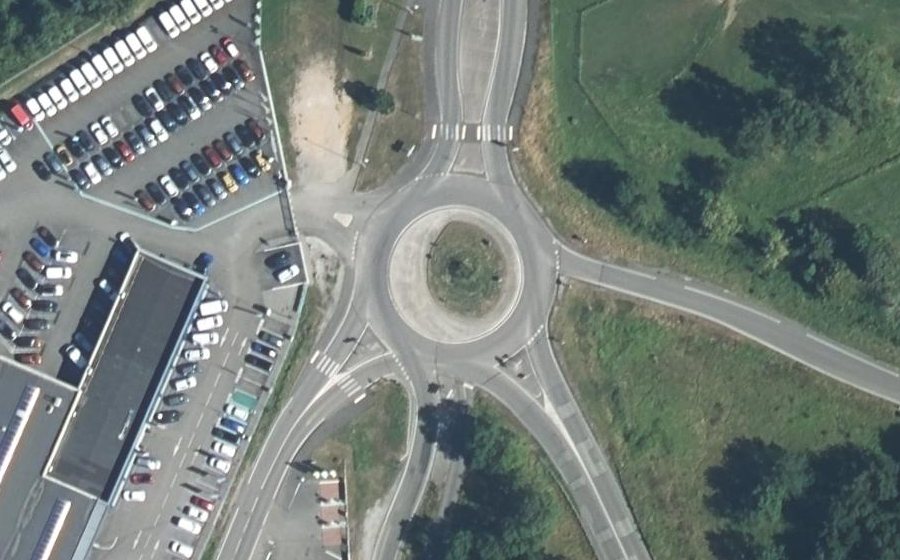 Vue aérienne du Rond-point anonyme n°34027246
