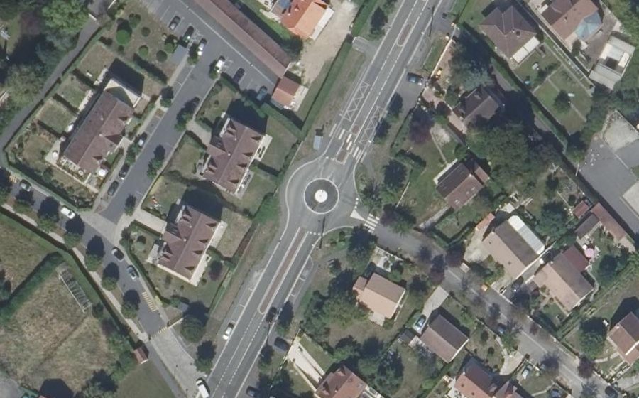 Vue aérienne du Rond-point anonyme n°340308421