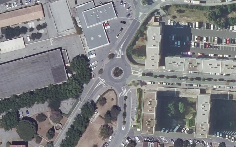 Vue aérienne du Rond-point anonyme n°340399510